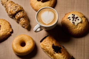 variedad-dulces-taza-de-cafe-con-latte-art