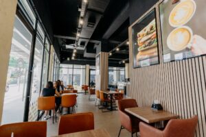 gelatiamo-interior-heladeria-cafeteria-mesas-clientes