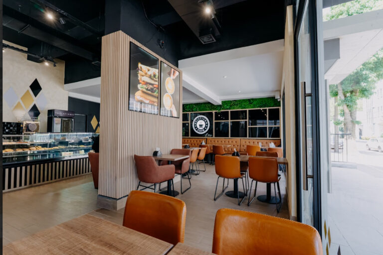 interior de tienda gelatiamo, formato de local tienda completa con obrador